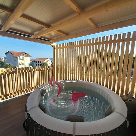 Appartement Tiny House Lily With Jacuzzi à Sveti Filip i Jakov Extérieur photo