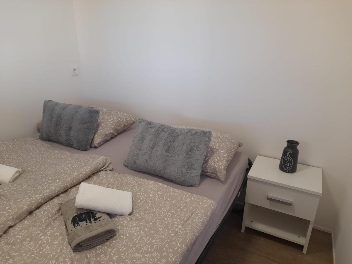 Appartement Tiny House Lily With Jacuzzi à Sveti Filip i Jakov Extérieur photo