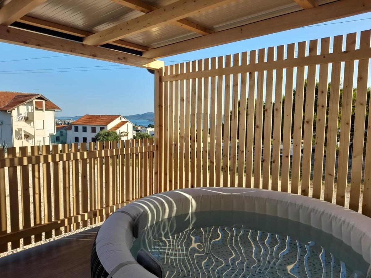 Appartement Tiny House Lily With Jacuzzi à Sveti Filip i Jakov Extérieur photo