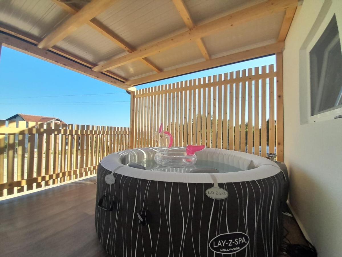 Appartement Tiny House Lily With Jacuzzi à Sveti Filip i Jakov Extérieur photo