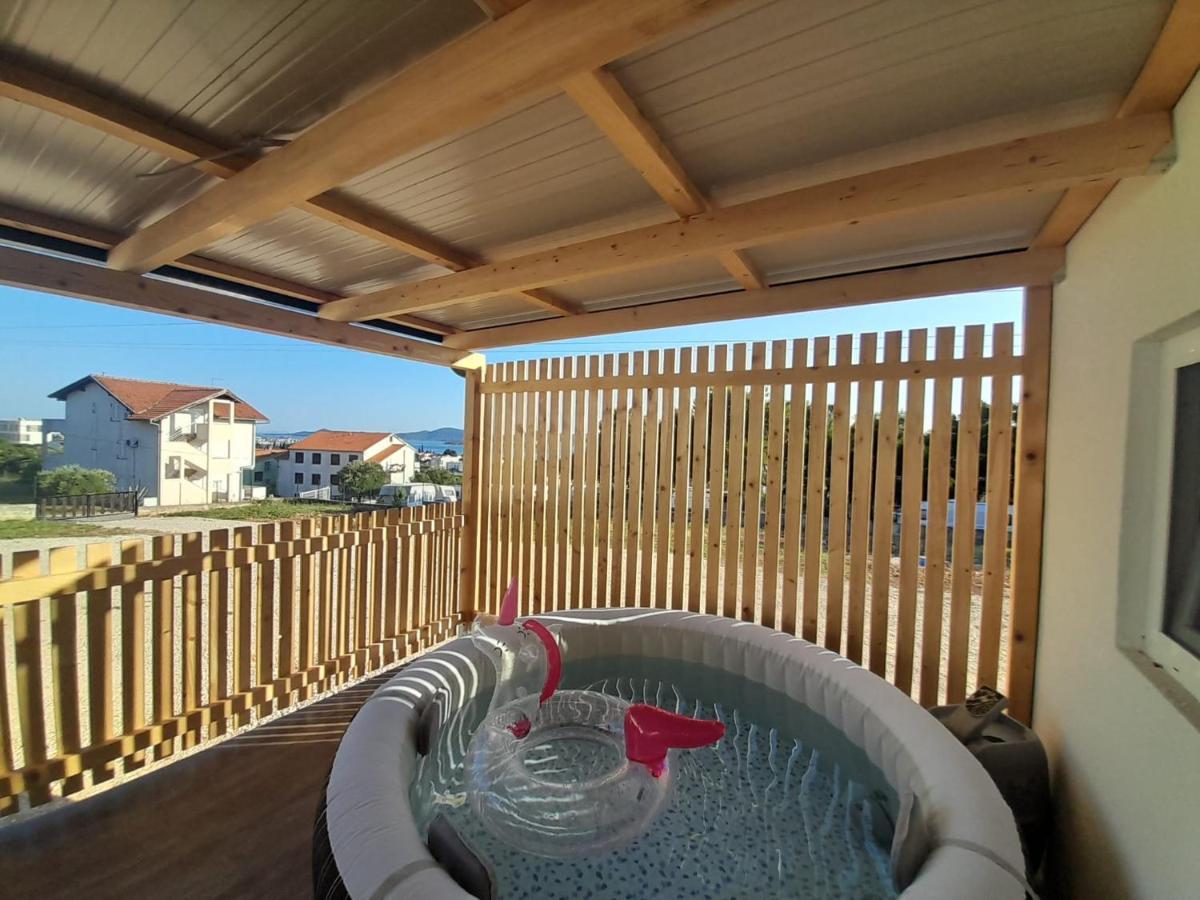 Appartement Tiny House Lily With Jacuzzi à Sveti Filip i Jakov Extérieur photo