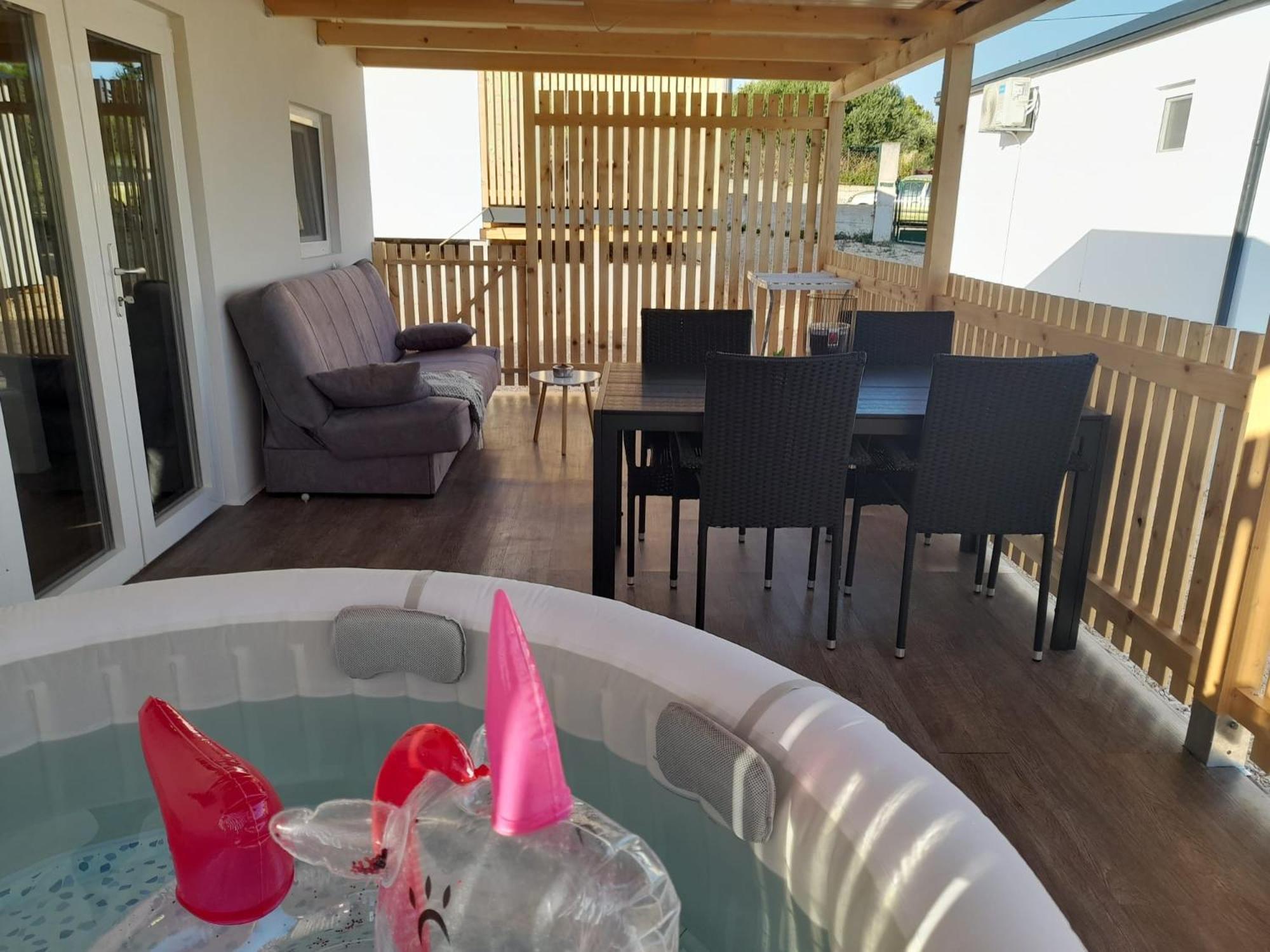 Appartement Tiny House Lily With Jacuzzi à Sveti Filip i Jakov Extérieur photo