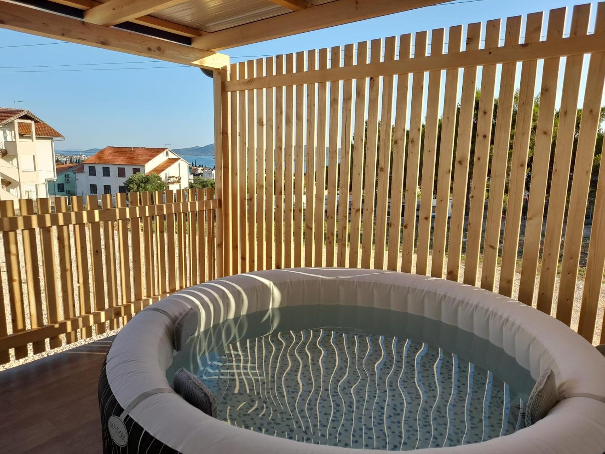 Appartement Tiny House Lily With Jacuzzi à Sveti Filip i Jakov Extérieur photo