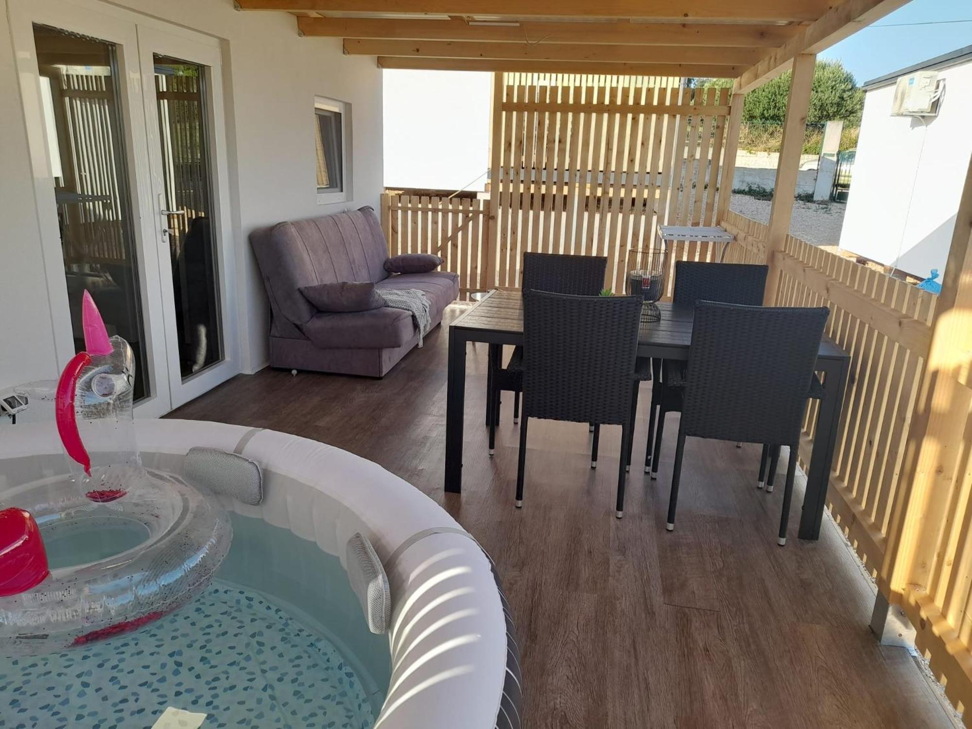 Appartement Tiny House Lily With Jacuzzi à Sveti Filip i Jakov Extérieur photo