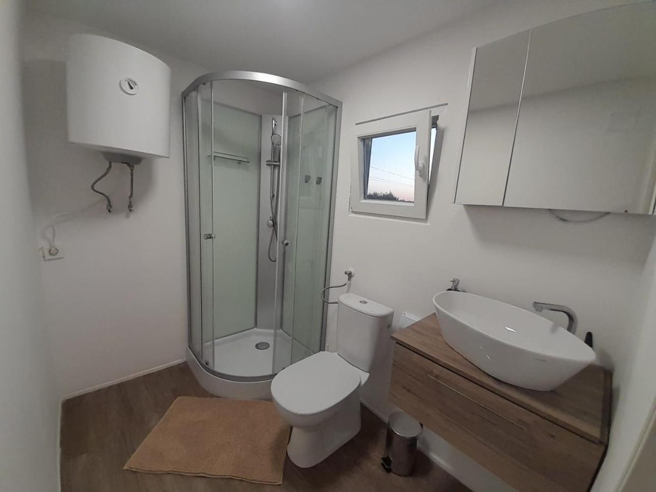 Appartement Tiny House Lily With Jacuzzi à Sveti Filip i Jakov Extérieur photo