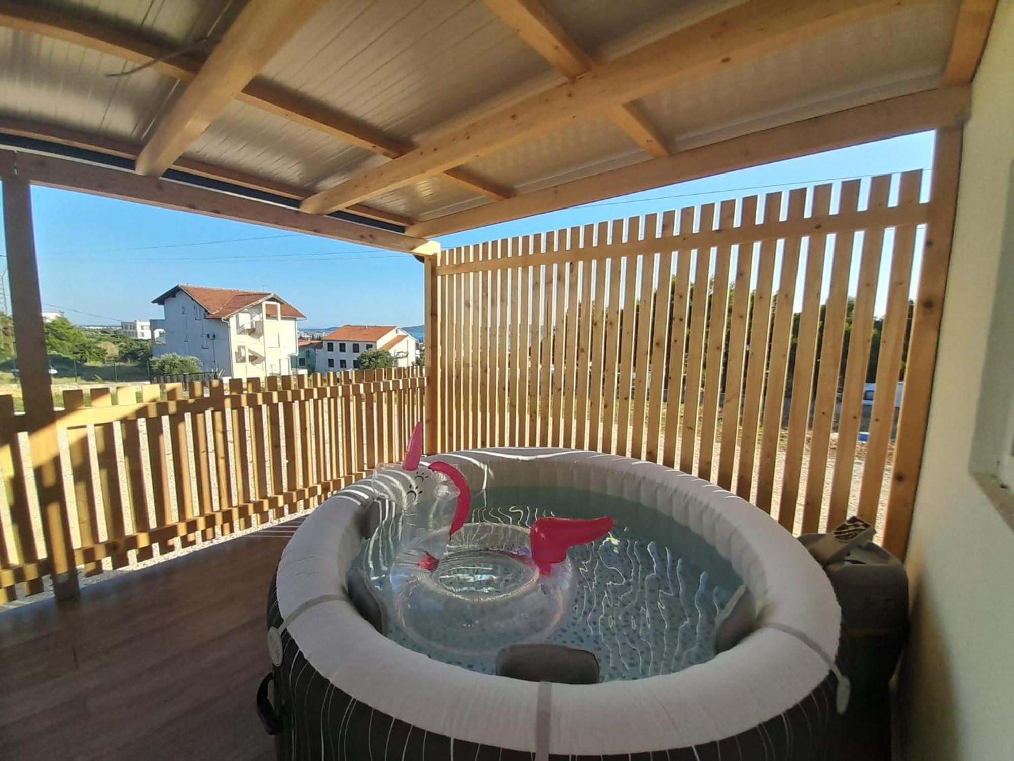 Appartement Tiny House Lily With Jacuzzi à Sveti Filip i Jakov Extérieur photo